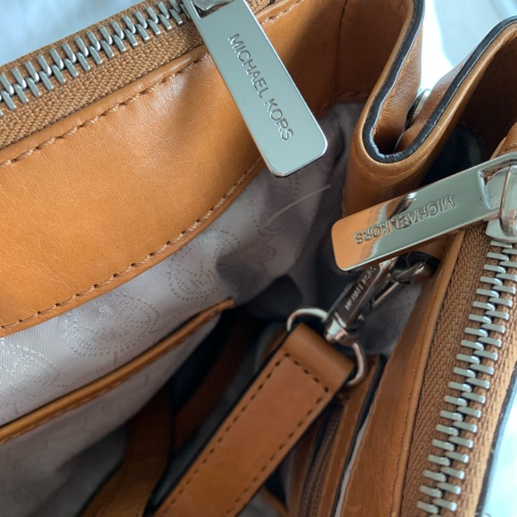 MICHAEL KORS Large Crossbody/Tote - Picture 7 of 8